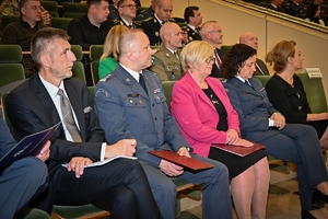 Policjanci i uczestnicy konferencji