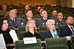 Policjanci i uczestnicy konferencji
