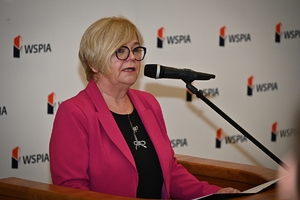 Policjanci i uczestnicy konferencji