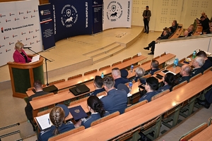 Policjanci i uczestnicy konferencji