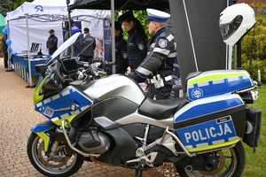 Policjanci i uczestnicy konferencji