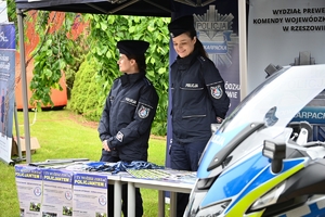 Policjanci i uczestnicy konferencji