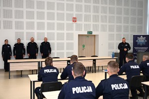 Policjanci, komendant i kadra kierownicza podczas rozpoczęcia szkolenia podoficerskiego.