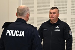 Policjanci, komendant i kadra kierownicza podczas rozpoczęcia szkolenia podoficerskiego.
