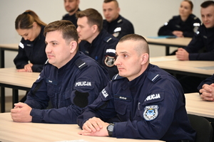 Policjanci, komendant i kadra kierownicza podczas rozpoczęcia szkolenia podoficerskiego.