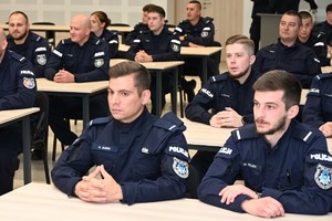 Policjanci, komendant i kadra kierownicza podczas rozpoczęcia szkolenia podoficerskiego.