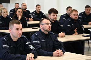 Policjanci, komendant i kadra kierownicza podczas rozpoczęcia szkolenia podoficerskiego.