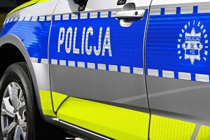 Zdjęcie boczne oznakowanego radiowozu.