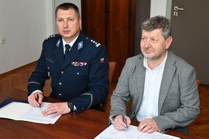 Komendant Wojewódzki Policji w Rzeszowie wraz z Rektorem Politechniki Rzeszowskiej podczas podpisanie porozumienia.