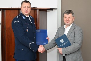 Komendant Wojewódzki Policji w Rzeszowie wraz z Rektorem Politechniki Rzeszowskiej podczas podpisanie porozumienia.
