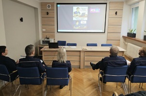 Członkowie komisji siedzący na krzesłach wybierający laureatów na mem  -