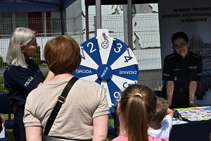 Podkarpaccy policjanci promujący zawód policjanta podczas pikniku rodzinnego w TVP Rzeszów