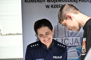Podkarpaccy policjanci promujący zawód policjanta podczas pikniku rodzinnego w TVP Rzeszów