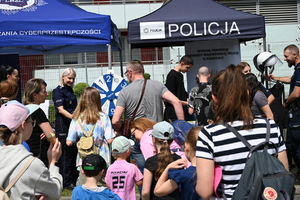 Podkarpaccy policjanci promujący zawód policjanta podczas pikniku rodzinnego w TVP Rzeszów