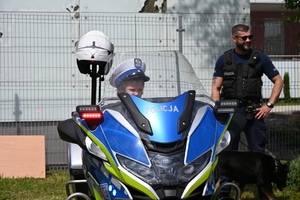 Podkarpaccy policjanci promujący zawód policjanta podczas pikniku rodzinnego w TVP Rzeszów