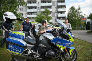 Podkarpaccy policjanci promujący zawód policjanta podczas pikniku rodzinnego w TVP Rzeszów