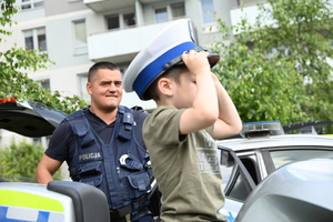 Podkarpaccy policjanci promujący zawód policjanta podczas pikniku rodzinnego w TVP Rzeszów
