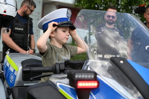 Podkarpaccy policjanci promujący zawód policjanta podczas pikniku rodzinnego w TVP Rzeszów