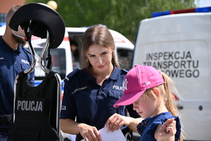 Podkarpaccy policjanci promujący zawód policjanta podczas pikniku rodzinnego w TVP Rzeszów