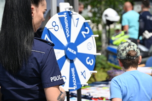 Podkarpaccy policjanci promujący zawód policjanta podczas pikniku rodzinnego w TVP Rzeszów