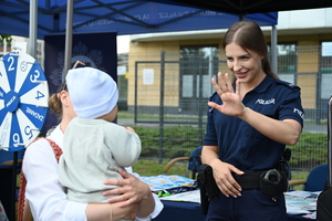 Podkarpaccy policjanci promujący zawód policjanta podczas pikniku rodzinnego w TVP Rzeszów