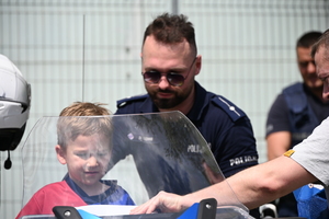 Podkarpaccy policjanci promujący zawód policjanta podczas pikniku rodzinnego w TVP Rzeszów