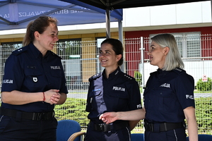 Podkarpaccy policjanci promujący zawód policjanta podczas pikniku rodzinnego w TVP Rzeszów