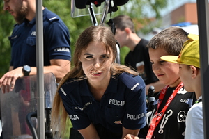 Podkarpaccy policjanci promujący zawód policjanta podczas pikniku rodzinnego w TVP Rzeszów