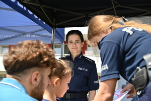Podkarpaccy policjanci promujący zawód policjanta podczas pikniku rodzinnego w TVP Rzeszów