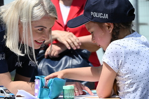 Podkarpaccy policjanci promujący zawód policjanta podczas pikniku rodzinnego w TVP Rzeszów