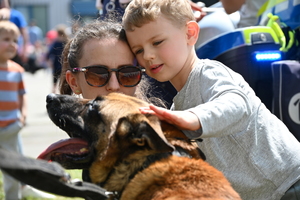 Podkarpaccy policjanci promujący zawód policjanta podczas pikniku rodzinnego w TVP Rzeszów