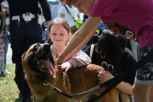 Podkarpaccy policjanci promujący zawód policjanta podczas pikniku rodzinnego w TVP Rzeszów