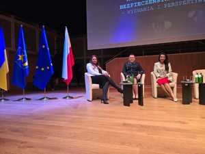 Policjantka biorąca udział w konferencji „Kobiety w systemie bezpieczeństwa państwa - wyzwania i perspektywy”