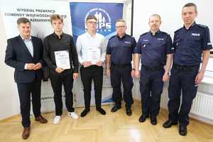 Laureaci konkursu „Świadomy cyberzagrożeń - bezpieczny w realu” wspólnie jury