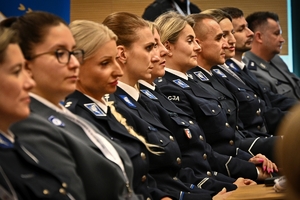 Policjanci oraz uczestnicy konferencji w auli Politechniki Rzeszowskiej podczas wykładów
