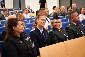 Policjanci oraz uczestnicy konferencji w auli Politechniki Rzeszowskiej podczas wykładów