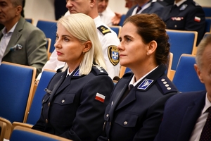 Policjanci oraz uczestnicy konferencji w auli Politechniki Rzeszowskiej podczas wykładów