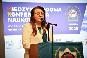 Policjanci oraz uczestnicy konferencji w auli Politechniki Rzeszowskiej podczas wykładów