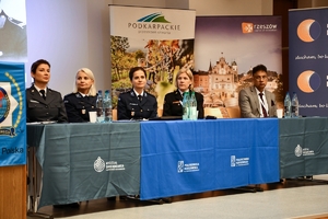 Policjanci oraz uczestnicy konferencji w auli Politechniki Rzeszowskiej podczas wykładów