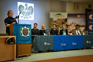 Policjanci oraz uczestnicy konferencji w auli Politechniki Rzeszowskiej podczas wykładów