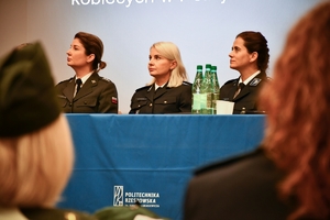 Policjanci oraz uczestnicy konferencji w auli Politechniki Rzeszowskiej podczas wykładów