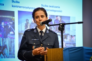 Policjanci oraz uczestnicy konferencji w auli Politechniki Rzeszowskiej podczas wykładów