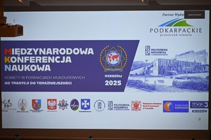 Policjanci oraz uczestnicy konferencji w auli Politechniki Rzeszowskiej podczas wykładów