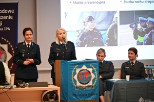 Policjanci oraz uczestnicy konferencji w auli Politechniki Rzeszowskiej podczas wykładów