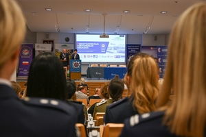 Policjanci oraz uczestnicy konferencji w auli Politechniki Rzeszowskiej podczas wykładów