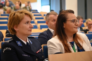 Policjanci oraz uczestnicy konferencji w auli Politechniki Rzeszowskiej podczas wykładów