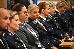 Policjanci oraz uczestnicy konferencji w auli Politechniki Rzeszowskiej podczas wykładów