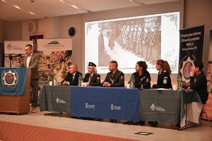 Policjanci oraz uczestnicy konferencji w auli Politechniki Rzeszowskiej podczas wykładów