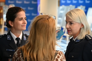 Policjanci oraz uczestnicy konferencji w auli Politechniki Rzeszowskiej podczas wykładów