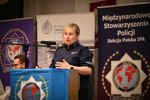Policjanci oraz uczestnicy konferencji w auli Politechniki Rzeszowskiej podczas wykładów